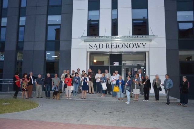 Milczący protest przed Sądem Rejonowym w Starachowicach.