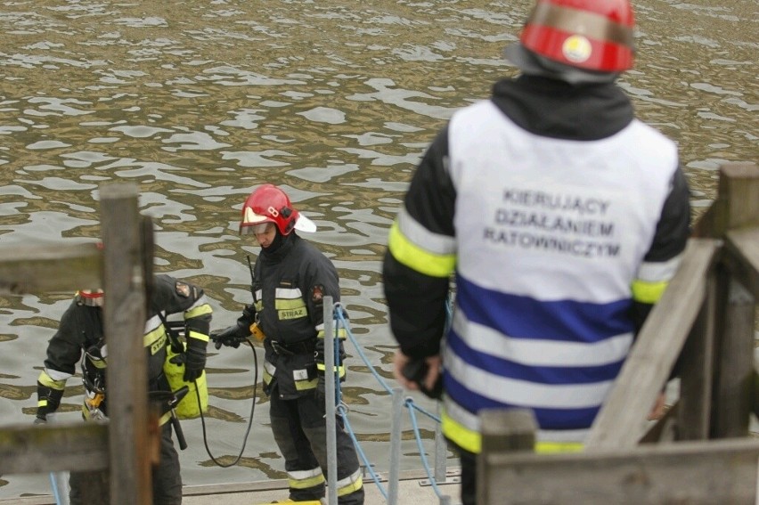 Wrocław: Plama oleju na Odrze przy moście Uniwersyteckim (ZDJĘCIA)