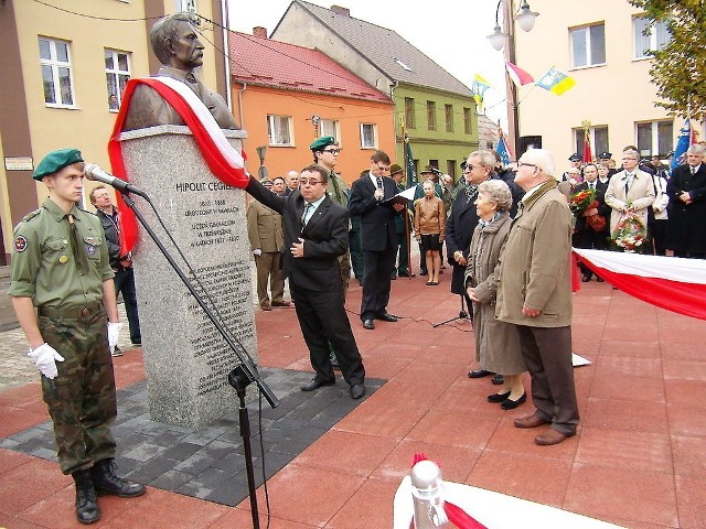 Pomnik odsłonił Krzysztof Dereziński, burmistrz Trzemeszna.