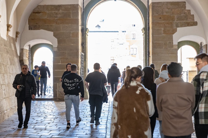 Pierwsze wiosenne słońce ściągnęło na Wawel tłumy