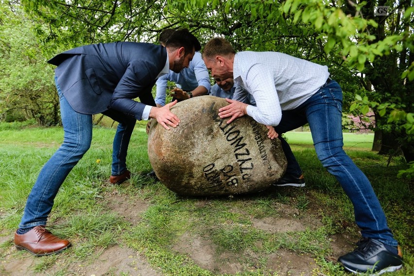 Kamień Bartoszewskiego odnalazł się na... psiej polanie. Prezydent przeprasza [ZDJĘCIA, WIDEO]