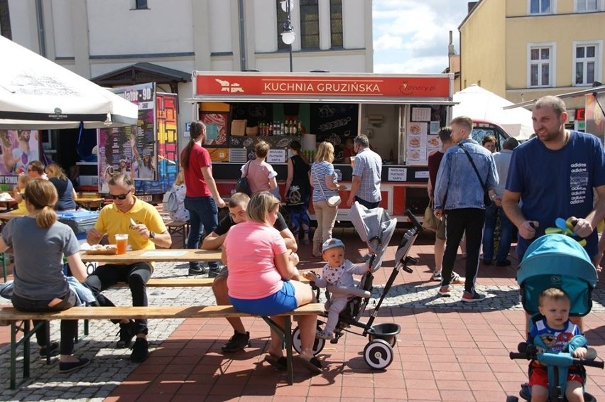 Na rynku w Bytowie zagościły po trzeci food trucki....