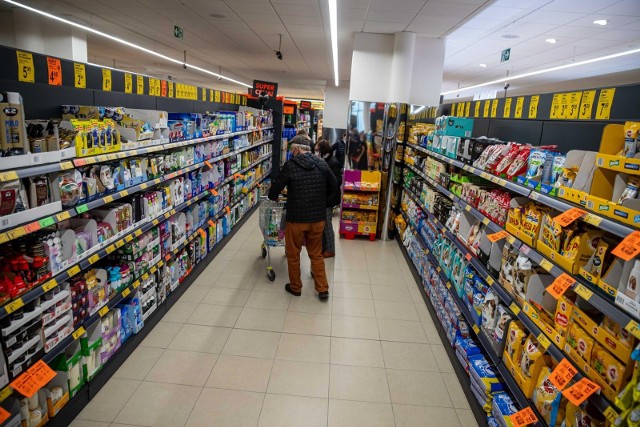 Coraz więcej sklepów bojkotuje rosyjskie produkty w ramach pomocy dla Ukrainy.
