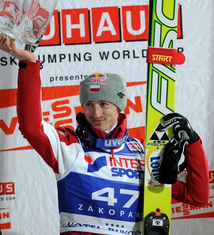 Adam Małysz na najwyższym stopniu podium w 2011 roku. Ta...