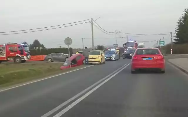 W wypadku trzech aut w Turowicach niedaleko Grójca, jeden z samochodów wpadł do rowu.