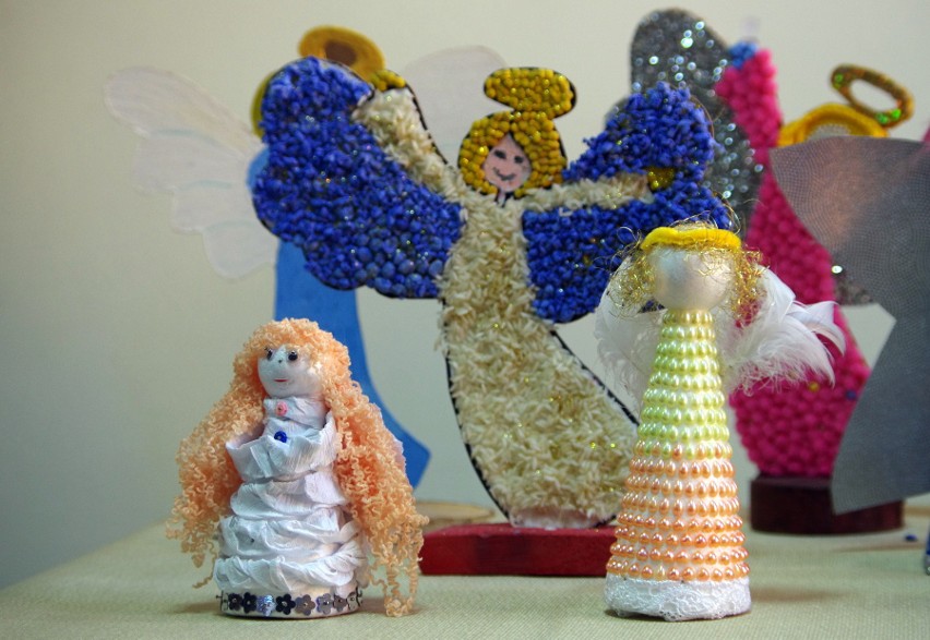 Dwieście aniołów na wystawie. To dzieła dzieci z Grębowa, Stalów i Krawców (ZDJĘCIA)
