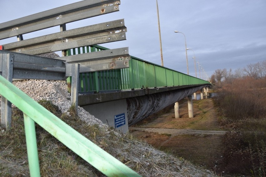 Ostrów-Tarnów. Najwcześniej w przyszłym roku wybudują most przez Dunajec na starych podporach. Zniecierpliwieni ludzie zapowiadają protest
