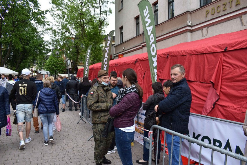 Zakopane. Drugi dzień szczepień na Krupówkach. Wojewoda: w Małopolsce podano już ponad 2 mln dawek