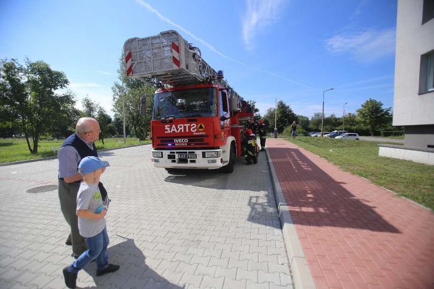 Strażacy z Katowic z wizytą u małych pacjentów Centrum Okulistyki i Onkologii [ZDJĘCIA + WIDEO]