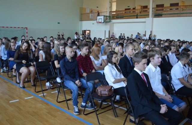 Najwięcej młodzieży w tym roku chciało uczyć się w Zespole Szkół Ponadgimnazjalnych numer 1 imienia księdza Stanisława Konarskiego w Jędrzejowie. Na zdjęciu inauguracja roku szkolnego w tej szkole.