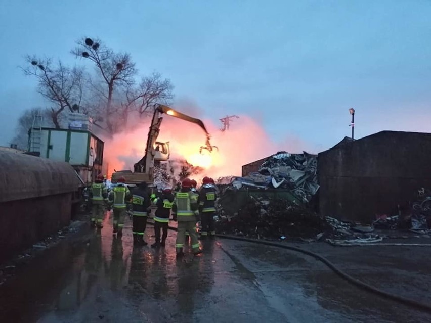 Pożar odpadów na składowisku złomu w Pietrzykowicach pod...