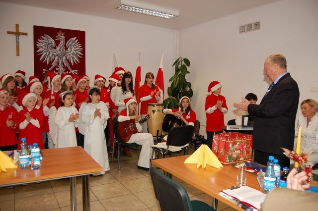 Podczas sesji nie tylko uchwalono przyszłoroczny budżet gminy Poświętne. Młodzież szkolna zaprezentowała bożonarodzeniowy występ