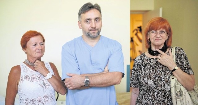 Pacjentki Halina Ożóg (po lewej) i Barbara Flisowska (po prawej) są wdzięczne dr. Morawskiemu