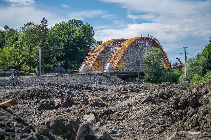 Kąclowa. Estakada rośnie nad osuwiskami