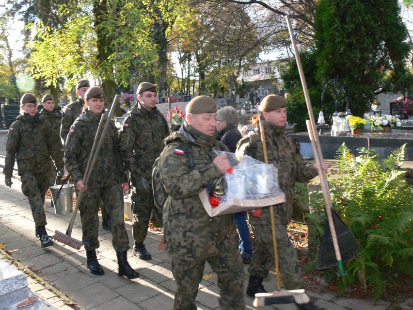 Sandomierscy terytorialsi porządkowali groby wojennych bohaterów w Sandomierzu i Opatowie (ZDJĘCIA)