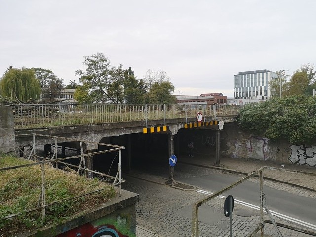 Wrocławskie Inwestycje rozpoczynają kolejny etap budowy tzw. TAT czyli Trasy Autobusowo-Tramwajowej prowadzącej na Nowy Dwór. Dla kierowców oznacza to utrudnienia. W nocy z piątku na sobotę trzeba będzie zamknąć ulicę Smolecką na całej jej długości, czyli od Braniborskej do Robotniczej. Czytaj więcej, zobacz mapkę na kolejnym slajdzie