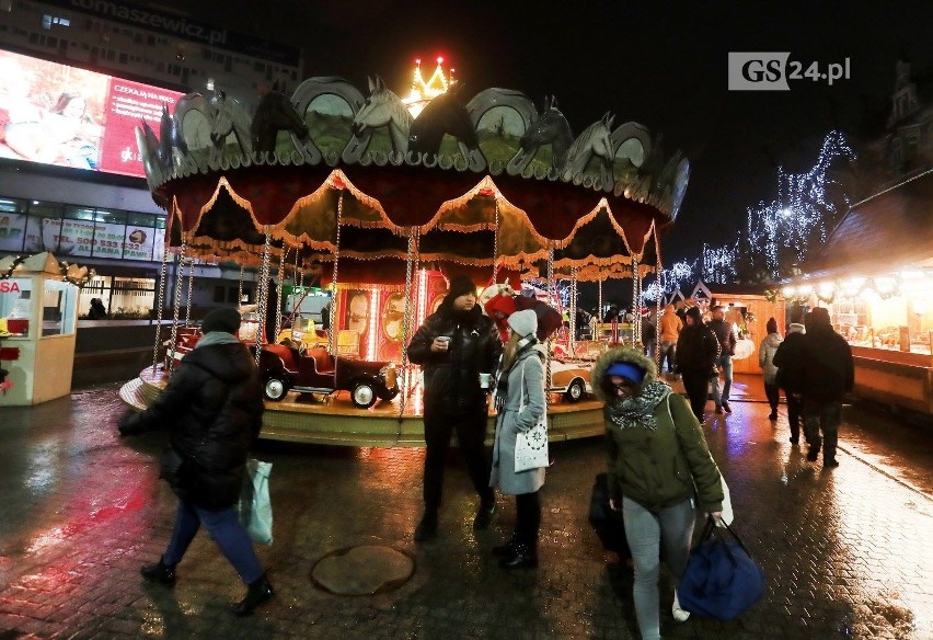 Jarmark Bożonarodzeniowy w Szczecinie 2019. Barwna parada Mikołajów [ZDJĘCIA, WIDEO]