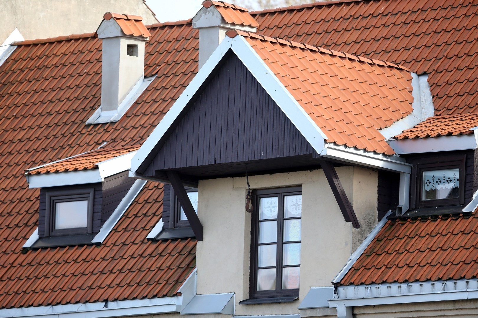 Dach domu pokryty dachówkami betonowymi | Gazeta Wrocławska