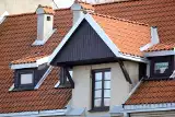 Planujesz montaż dachu, ale gubisz się w rodzajach dachówek? Sprawdź wady oraz zalety dachówki ceramicznej i betonowej