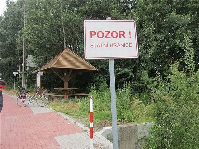 Wiata dla turystów na polskim szlaku. Brud i nieporządek.