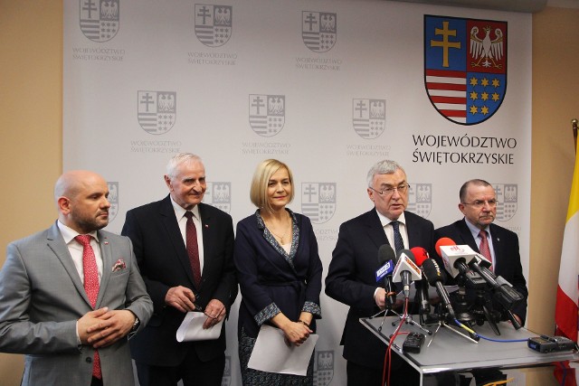 Zarząd Województwa. Od lewej: Mariusz Gosek, Marek Jońca, Renata Janik, Andrzej Bętkowski i Marek Bogusławski.
