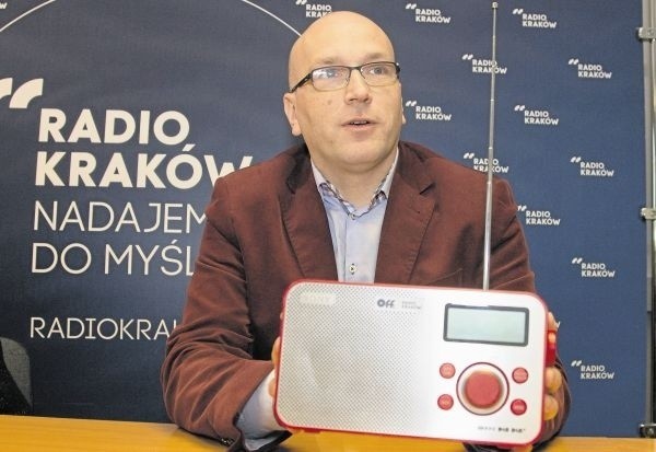 Prezes Radia Kraków prezentuje specjalny odbiornik cyfrowy do odbioru nowego programu jego rozgłośni - OFF Kraków 