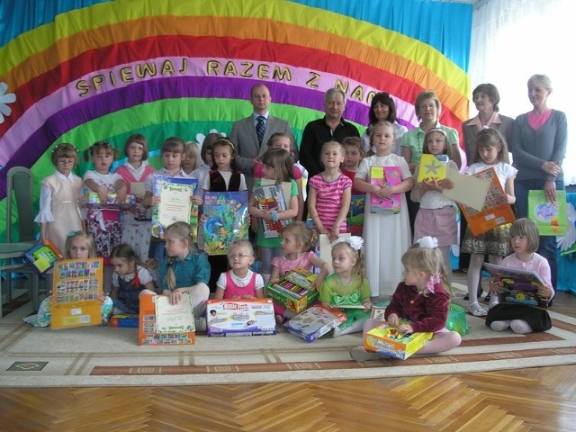 Najmłodsi artyści z powiatu białobrzeskiego po występach dostali nagrody.