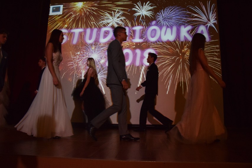 Moda studniówkowa 2018. Pokaz w Zespole Szkół nr 1 im....