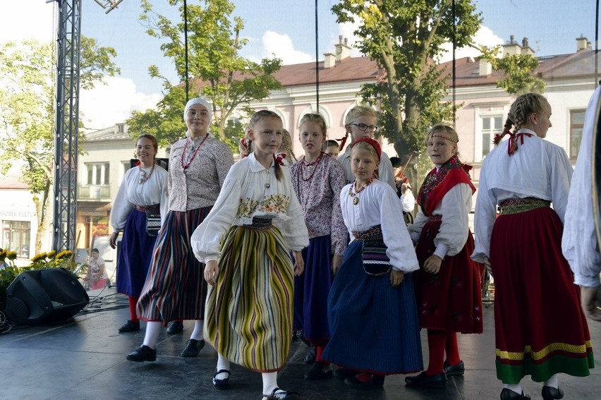 Biecz. Święto Dzieci Gór zagościło na bieckim rynku. Mali artyści roztańczyli miasto [ZDJĘCIA]