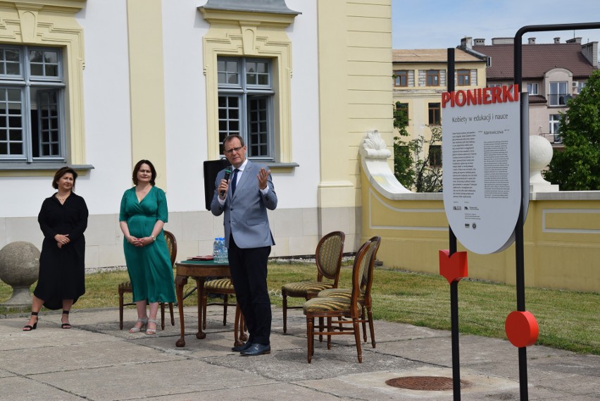 Na dziedzińcu Uniwersytetu Medycznego w Białymstoku otwarto wystawę "Pionierki" (zdjęcia)                                     