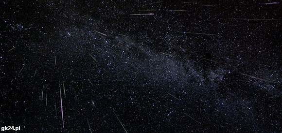 Deszcz meteorów - Perseidów. Astronomiczne zdjęcie wykonanie 20 sierpnia 2004.