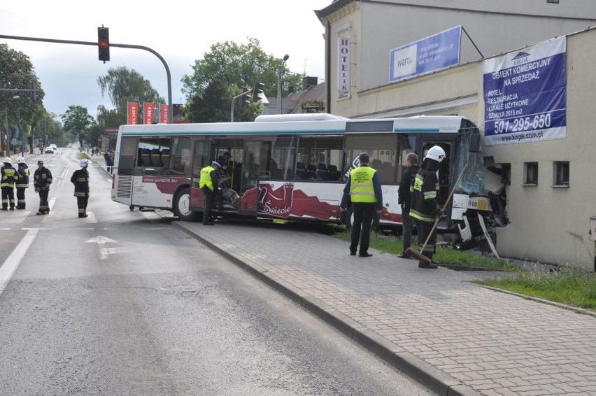 Dostawczy bus wjechał w miejski autobus. Nikt nie ucierpiał,...