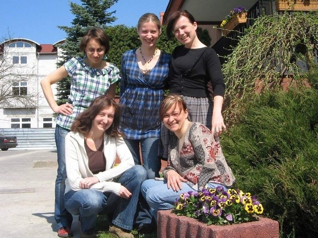 Joanna Sujkowska (przy kwiatkach, pierwsza od prawej). Obok niej: Agniszka Prinz, a nad nią Anna Miedzińska, Kamila Muszyńska i Mariola Ciesielska.