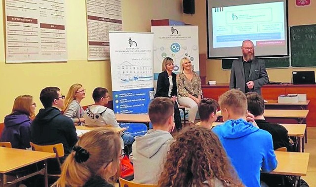 Spotkanie rekrutacyjne w jednej ze średnich szkół, gdzie przedstawiciele radomskiego uniwersytetu zachęcali do podjęcia studiów na uczelni.