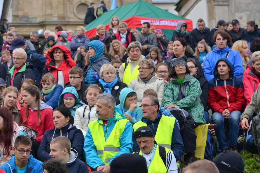 Trzy tysiące pielgrzymów z trzech diecezji dotarło na Święty Krzyż (WIDEO, zdjęcia)