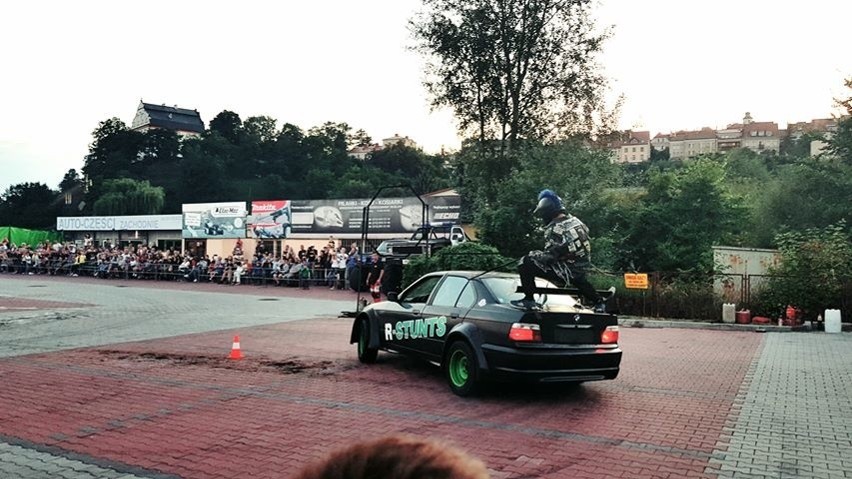 Kaskaderzy dali wspaniały pokaz w Sandomierzu. Niezwykłe widowisko Monster Truck Show przyciągnęło wiele osób (ZDJĘCIA)