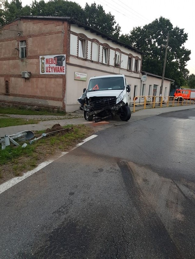 Kolizja w Głodowie (gm. Miastko) na drodze krajowej nr 20. Kierowca busa stracił panowanie nad pojazdem i uderzył w barierki. Na szczęście nic nikomu się nie stało.