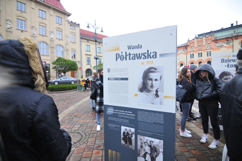 Kraków. Na placu Szczepańskim można już oglądać plenerową wystawę „Pokolenie Baczyńskiego” [ZDJĘCIA]