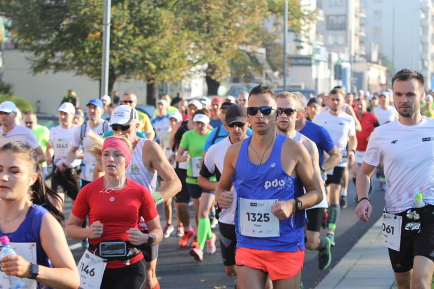 Zdjęcia z maratonu w Poznaniu 2018 - biegacze na pierwszym...