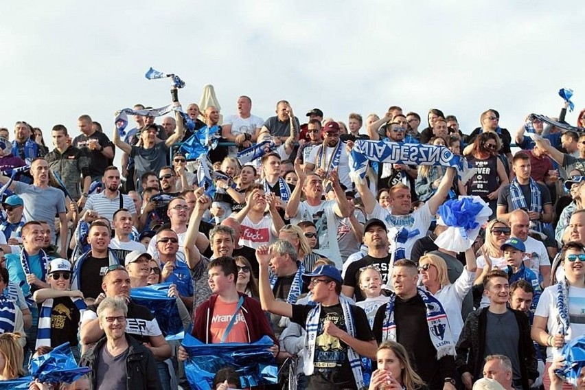 Efektowną jazdę żużlowców Fogo Unii Leszno na stadionie im....