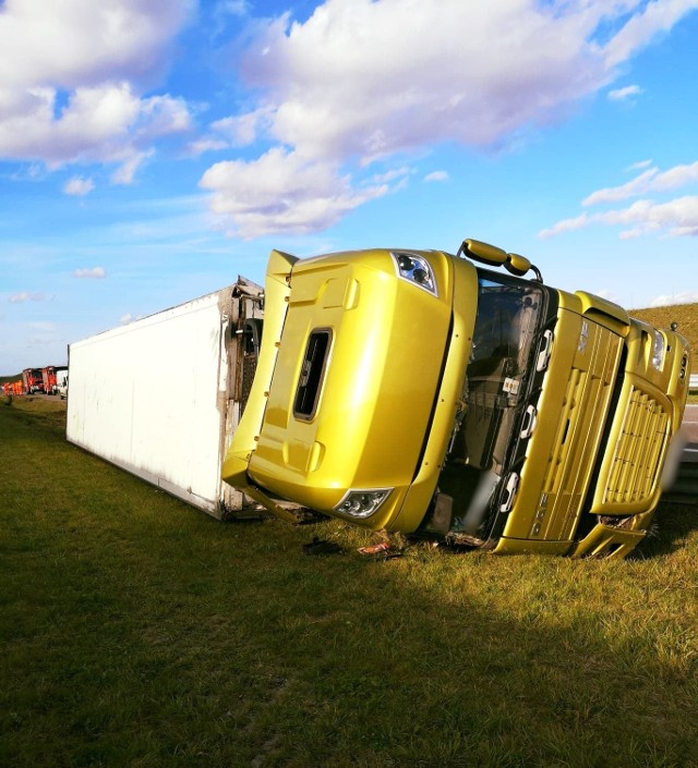 W piątek ok. godz. 15 służby ratunkowe otrzymały zgłoszenie o wypadku na autostradzie A4 na pasie w kierunku Korczowej tuż przed MOP Cieszacin Wielki k. Jarosławia.- Po przybyciu zespołu ratownictwa medycznego na miejsce zdarzenia okazało się, że nietrzeźwy kierowca, przewożący karmę dla psów, zasnął za kierownicą i przewrócił swój pojazd na pobocze. Kierowca z obrażeniami głowy został przewieziony do szpitala w Jarosławiu - powiedział Marek Janowski, rzecznik prasowy Wojewódzkiej Stacji Pogotowia Ratunkowego w Przemyślu.Ukraiński kierowca ciężarówki miał w organizmie ok. 2 promile alkoholu.