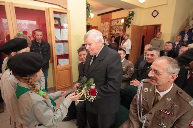 Ojciec generała, Józef Buk otrzymał kwiaty od harcerzy.