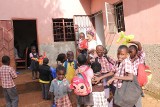Wolontariuszka z Niska uczy dzieci w Zambii języka angielskiego