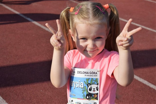 W sobotę (31 sierpnia) na stadionie MOSiR przy ul. Sulechowskiej w Zielonej Górze, odbyła się kolejna edycja imprezy biegowej dla najmłodszych Kids Run 2019.W ramach imprezy odbyło się 20 biegów z podziałem na starty chłopców i dziewczynki. Najmłodsi biegacze rywalizowali w 10 kategoriach wiekowych:- dzieci od 0 do 2 lat rywalizowały na dystansie 100 m - dzieci w wieku 3 lat na dystansie 100 m - dzieci w wieku 4 lat na dystansie 100 m - dzieci w wieku 5 lat na dystansie 200 m - dzieci w wieku 6 lat na dystansie 200 m - dzieci w wieku 7 lat na dystansie 400 m - dzieci w wieku 8 lat na dystansie 400 m - dzieci w wieku 9 lat na dystansie 400 m - dzieci w wieku 10 – 11 lat na dystansie 400 m - dzieci w wieku 12 – 14 lat na dystansie 800 m Na liście startowej znalazło się ponad 600 dzieci. Maluchom kibicowali licznie zebrani rodzice oraz rodziny. Każdy z uczestników otrzymał pamiątkowy medal za bieg. Zobaczcie zdjęcia w naszej GALERII >>Zobacz też: Barbarian Kids w Zielonej Górze 2018
