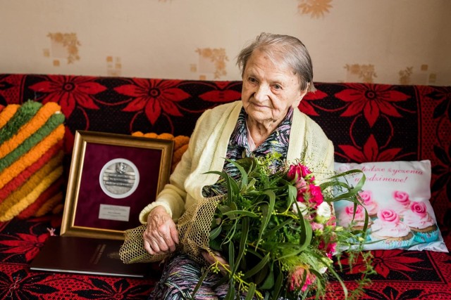 Klara Szatkowska urodziła się 26 lipca 1920 roku w Janiej Górze. Jej pasją, w której chętnie realizuje się do dziś, jest krawiectwo. Jest osobą pogodną i niezwykle skromną. Wczoraj odebrała z rąk wicemarszałka honorowy medal przyznawany rówieśnikom Niepodległej.