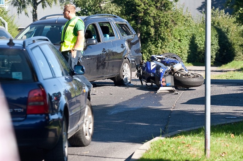 Wypadek na ulicy Kaszubskiej. Motocyklista w szpitalu.