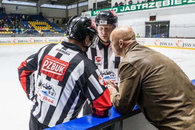 Hokeiści GKS Katowice po zaatakowaniu Jaakko Turtiainena odmówili gry w Jastrzębiu, a sędziowie po odczekaniu dwóch minut na drużynę gości odgwizdali koniec spotkania