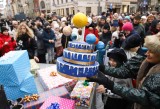 Tort i wielka figura astronom na 550. urodziny Kopernika w Toruniu. Tak było na Rynku Staromiejskim [zdjęcia] 