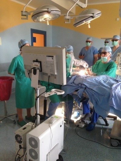 Laryngolodzy ze szpitala przy ul. Przybyszewskiego przeprowadzili operację za pomocą kamery 3D