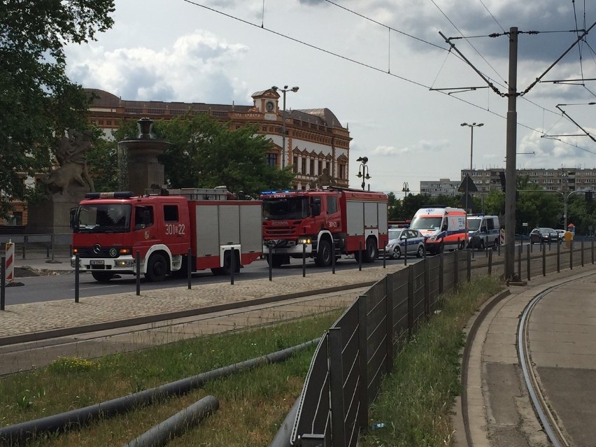 Alarm bombowy na pl. Jana Pawła II. Torba turystyczna pod Urzędem Stanu Cywilnego